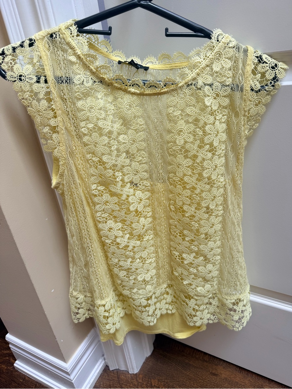 RW&CO. Delicate Lace Shell Scalloped Top Pale Yellow Women’s SZ Medium Like New